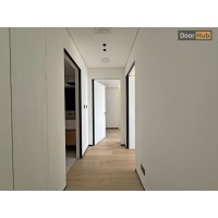 باب أبيض مطلي بإطار أسود ملكي، مناسب للمنازل العصرية في الإمارات العربية المتحدة